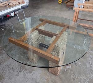 Tavolo in vetro con gambe in pietra