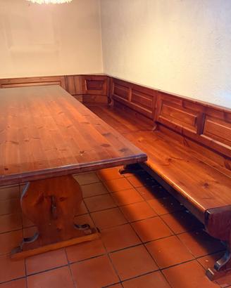 Tavolo in legno massiccio con panca angolare conte