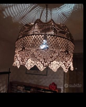 Lampadario realizzato ad uncinetto