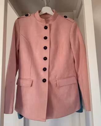 Giacca corta rosa cipria con bottoni neri