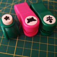 2 timbri a rilievo e 1 foratrice