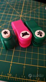 2 timbri a rilievo e 1 foratrice