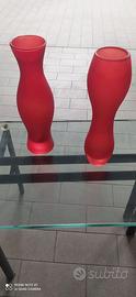 Due vasi moderni in vetro per fiori
