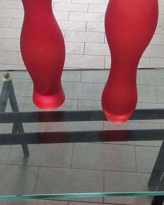 Due vasi moderni in vetro per fiori