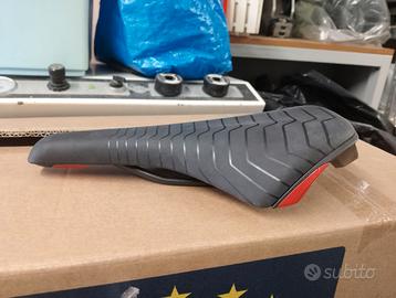 Sella Royal nera e rossa