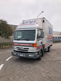 Nissan atleon con gancio traino