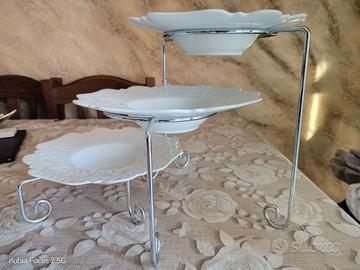 Tris piatti con alzatina.