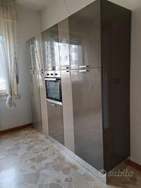 Intera Cucina - compresa di tavolo e mobile TV