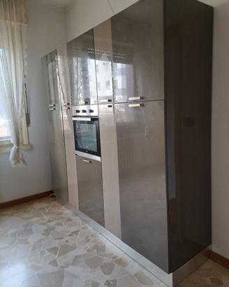 Intera Cucina - compresa di tavolo e mobile TV
