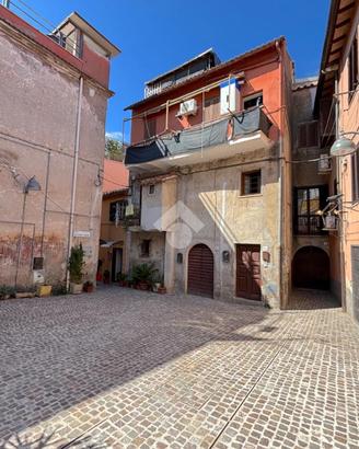 3 LOCALI A LANUVIO