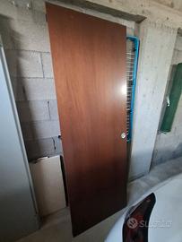 Porta scorrevole legno con maniglia senza binario.