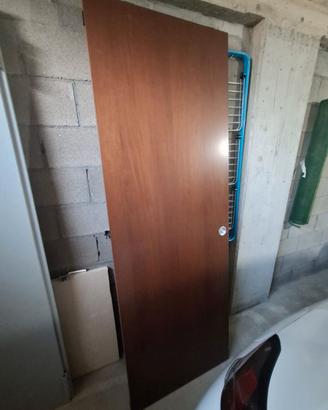 Porta scorrevole legno con maniglia senza binario.