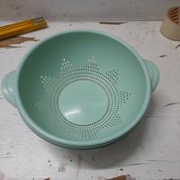 Scolapasta in plastica di colore verde menta