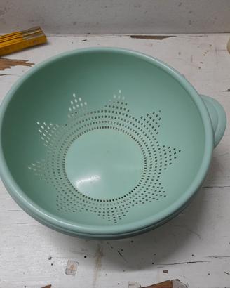 Scolapasta in plastica di colore verde menta