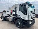 camion-iveco-180e32-con-gancio-scarrabile-per-cass