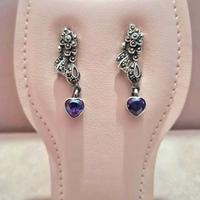 Orecchini d'argento con marcassiti e cuore viola.