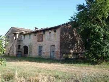 Rustico / Casale di 790 m² con più di 5 locali a A