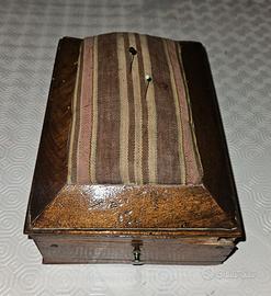 Porta spilli e fili da cucito dell’800