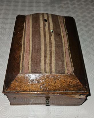 Porta spilli e fili da cucito dell’800