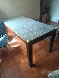 Tavolo con piano in granito