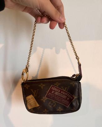 Louis Vuitton: Mini Pochette Accessoires