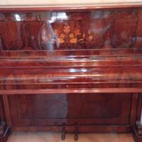 Pianoforte verticale in legno con intarsi floreali