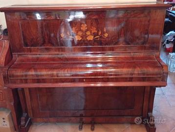 Pianoforte verticale in legno con intarsi floreali