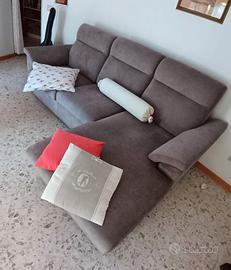 Divano tre posti con chaise long