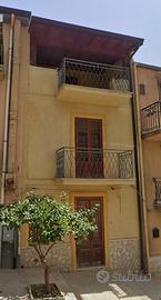Casa prospicente due vie, con superficie 130 mq