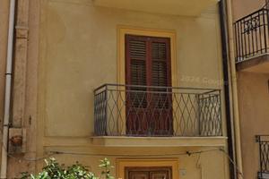 Casa prospicente due vie, con superficie 130 mq