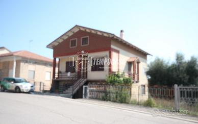 CASA SINGOLA CON CORTE E LABORATORIO