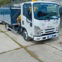 Isuzu con gru