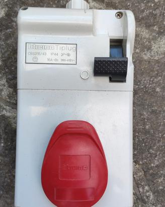 Presa elettrica interbloccata da quadro BTicino