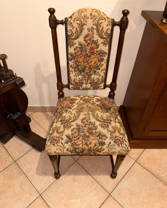 Sedia antica con struttura intagliata.