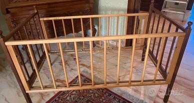 Lettino con le sbarre in legno