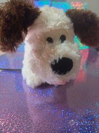 cagnolino di peluche bianco e marrone 