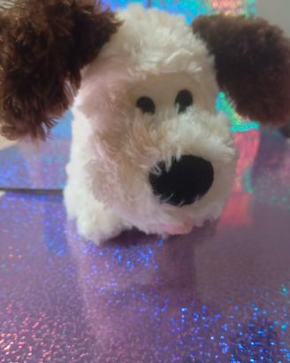cagnolino di peluche bianco e marrone 
