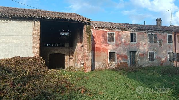 Terreni agricoli seminativi con abitazione rurale