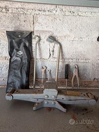 Crick e attrezzi per sostituzione ruota di scorta.