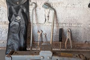 Crick e attrezzi per sostituzione ruota di scorta.