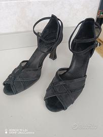 Scarpe da ballo nere ed eleganti