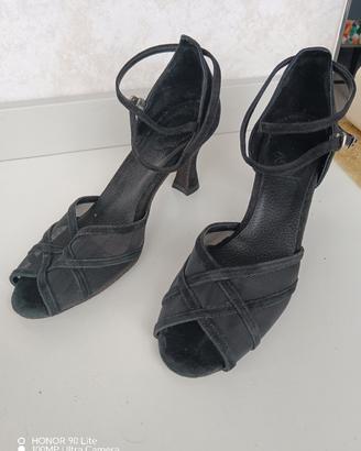 Scarpe da ballo nere ed eleganti