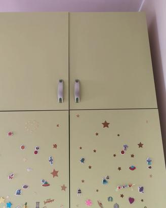 Due Armadi dotati di cassettiere e appendiabiti.