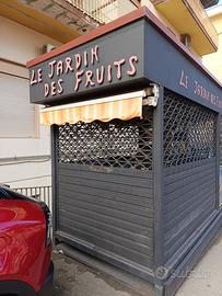 Chiosco in metallo nero