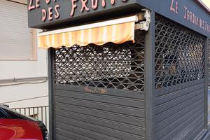 Chiosco in metallo nero