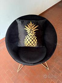 Poltroncina in velluto nero con cuscino decorativo