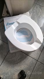 Rialzo wc.  Uno semplice e uno con braccioli.