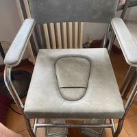 Sedia comoda con wc per anziani