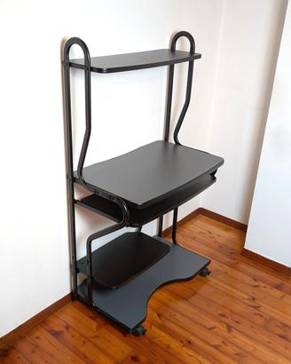 Scrivania in legno nero con rotelle