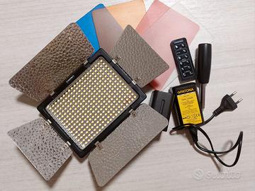 Luce LED Yongnuo YN300 II con filtri e batterie